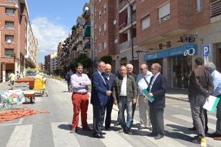 Imatge de la visita que ha fet l'alcalde i els regidors d'Urbanisme i Via Pública a les obres del carrer Rocamora