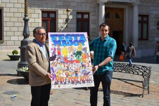 Imatge del regidor de Cultura i Joventut i l'autor amb el cartell de Sant Pere 2015