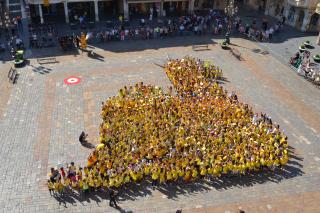 Imatge del mosaic amb la forma de l'Àliga de Reus que han creat els escolars de la ciutat al Mercadal