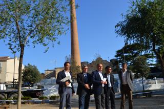 Imatge de la visita de l'alcalde a la zona propera a la fumera del passeig Mata