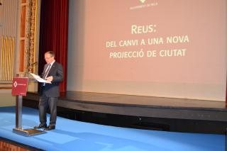 Imatge de la conferència de l'alcalde aquest dilluns al Teatre Bartrina