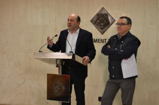 Imatge del regidor d'Esports, Sebastià Domènech (esquerra), al costat de Ferran Cardiel, del Club Esportiu Tretze Atlètic Català