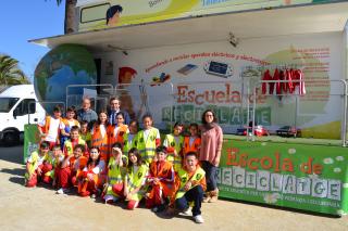 Imatge dels alumnes de l'Escola Joan Rebull amb el regidor de Medi Ambient, Marcos Massó