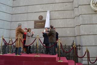 L'alcalde de Reus i l'alcaldessa de Madrid, després de descobrir la placa i davant dels 