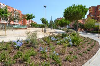 Imatge de l'espai del carrer de Girona amb plaça de la Sagrada Família on s'ha millorat l'enjardinament