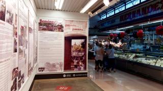 Imatge de l'exposició sobre els 50 anys de l'Aplec Sardanista del Baix Camp al Mercat Central