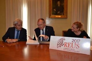 L'alcalde, Jesús Padulles i la regidora de Cultura durant la signatura de l'acord de col·laboració de FCC amb Reus CCC 2017