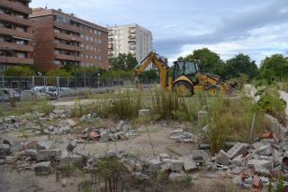 Es retiren els fonaments de les antigues instal·lacions prefabricades de tres centres educatius de la ciutat