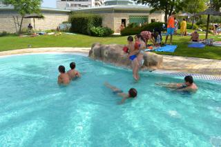 Foto de la visita dels usuaris del casal adaptat a les piscines municipals