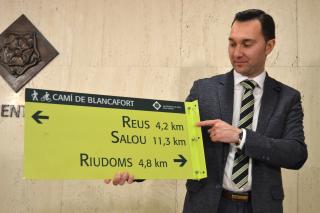 Foto del regidor de Medi Ambient i Ocupació amb un dels cartells