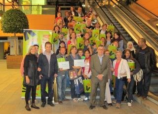 Foto dels participants al Joc de llengües amb els representants del Pallol