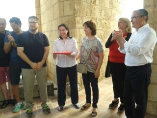 Imatge dels representants del Col·legi Mare Molas amb l'alcalde i la regidora de Cultura i Joventut al campanar de la prioral