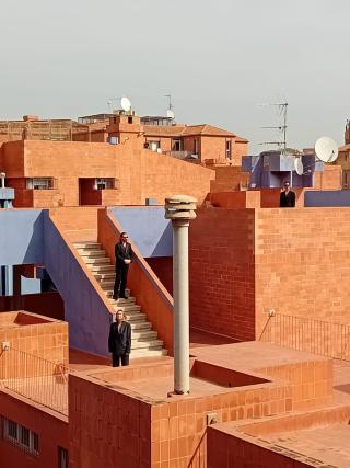 Rigoberta Bandini a l'edifici blau del Barri Gaudí