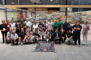 Fotografia de grup de les parades participants a l’11a edició del «Menja’t el Mercat»