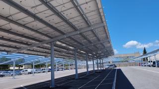 Instal·lació de plaques solars al dipòsit de vehicles en construcció