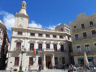 El domàs LGBTI+ a la façana del palau municipal