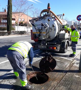 Feines de neteja a l'Avinguda Sant Bernat Calvó