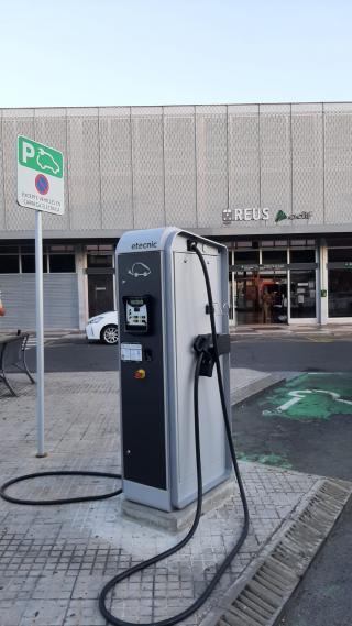 Carregador de vehicle elèctric a la plaça de l'Estació