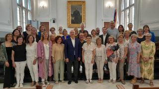 Foto de família del reconeixement als docents jubilats del curs 2022-2023