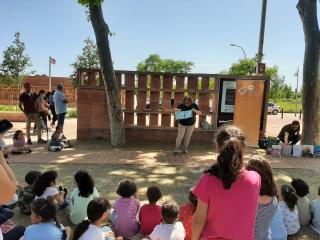 Contes a la fresca a la plaça Àngels Ollé