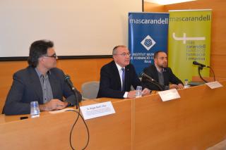 Foto de la conferència sobre la reforma horària a l'antic hospital amb l'alcalde Carles Pellicer al centre de la imatge