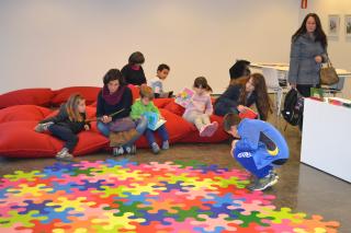 Imatge d'una activitat de lectura a la Biblioteca Pere Anguera