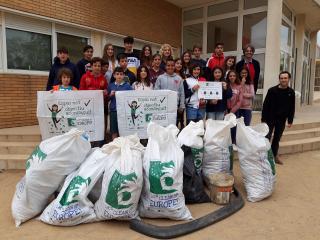 Foto de l'acció del Let's Clean Europe amb el Collège français international de Reus