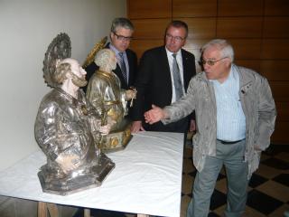 Un moment de la presentació als mitjans dels dos busts de Sant Pere