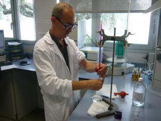 Foto d'un tècnic fent una anàlisi al laboratori d'Aigües de Reus