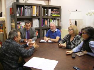 Imatge de la reunió entre els regidors i els membres de l'associació de veïns de La Palma. 