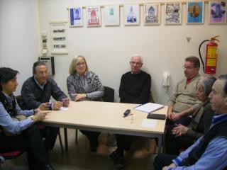 Imatge de la reunió entre els regidors i els membres de l'associació de veïns del barri de la Concepció.