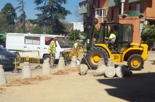 Imatge de la instal·lació de pilones al barri Gaudí