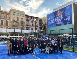 Foto de família just després d'inaugurar-se la pista de pàdel del Mercadal.