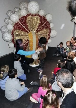 Foto d'una visita familiar al Gaudí Centre