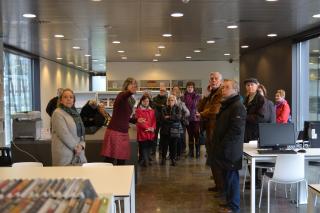 Imatge de la visita del grup de gent gran a la Biblioteca Pere Anguera