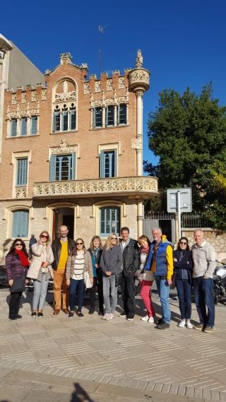 Visita del grup especialitzat en visites turístiques davant de la Casa Rull