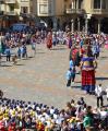 Foto de la ballada dels Gegants i la Mulassa a la plaça del Mercadal