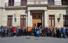 Concentració d’un minut de silenci a la plaça del Mercadal