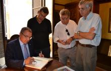 Signatura de l'alcalde de Reus al llibre d'honor del Centre de Lectura.