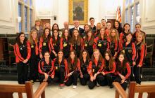 Fotografia de la recepció oficial amb els patinadors i patinadores del Reus Deportiu.