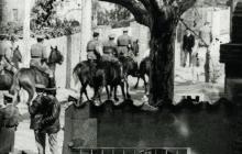 La policia a cavall durant el setge del convent dels Caputxins a Sarrià, el març de 1966.