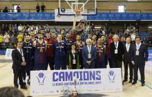 Imatge del lliurament de la copa de campions als integrants del FC Barcelona Lassa