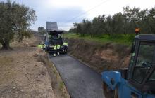 Imatge dels treballs de reposició del ferm al camí del Roquís de Reus