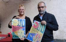 Montserrat Caelles i Jordi Torrente amb els cartells de la Trobada de Bitlles de Sis