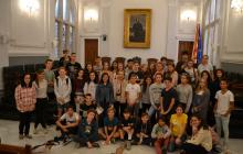 Foto del grup d'estudiants amb la regidora Maria Dolors Sardà