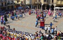 Foto de la ballada dels Gegants i la Mulassa a la plaça del Mercadal