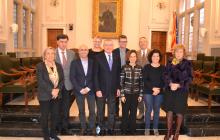 Imatge de la consellera Ruiz amb l'alcalde i els membres del govern municipal al saló de plens