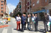 Imatge de la visita que ha fet l'alcalde i els regidors d'Urbanisme i Via Pública a les obres del carrer Rocamora