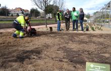 El regidor Hipòlit Monseny durant la visita d'aquest dilluns al roserar del parc de Mas Iglesias