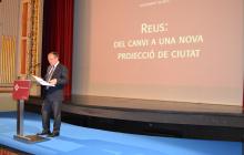 Imatge de la conferència de l'alcalde aquest dilluns al Teatre Bartrina